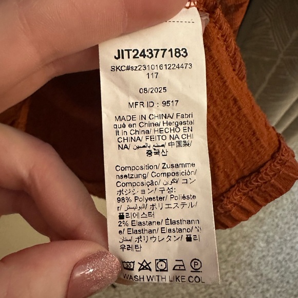 Elegant Burnt Orange Floral Top 🧡 - Picture 5 of 7